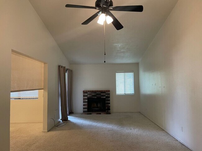 Foto del edificio - One Bedroom Condo with Den in Southeast Reno
