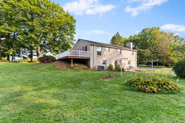 Foto del edificio - 3 Bedroom, 1 Bathroom - Single Family Rancher