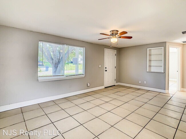 Building Photo - 3 br, 1 bath House - 4132 Beacon Square Dr.