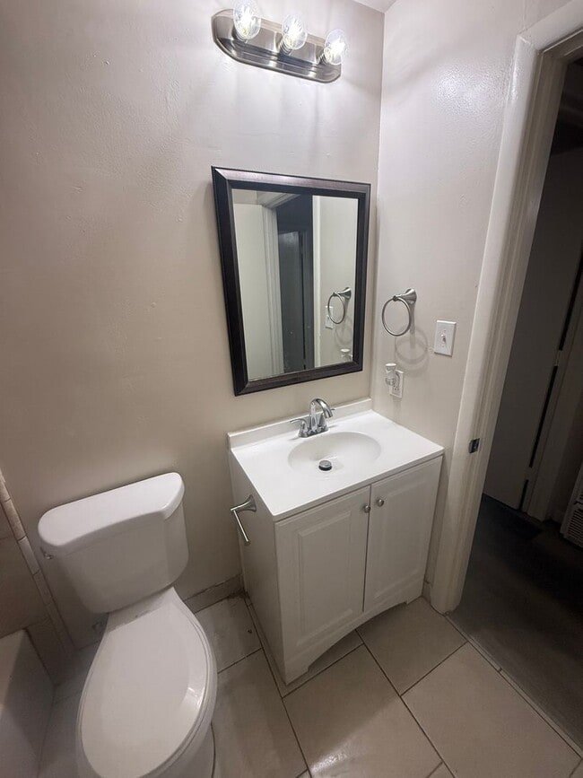 Foto del edificio - STOP BY, PEEK THROUGH THE WINDOWS AND EXPLORE THE AREA!