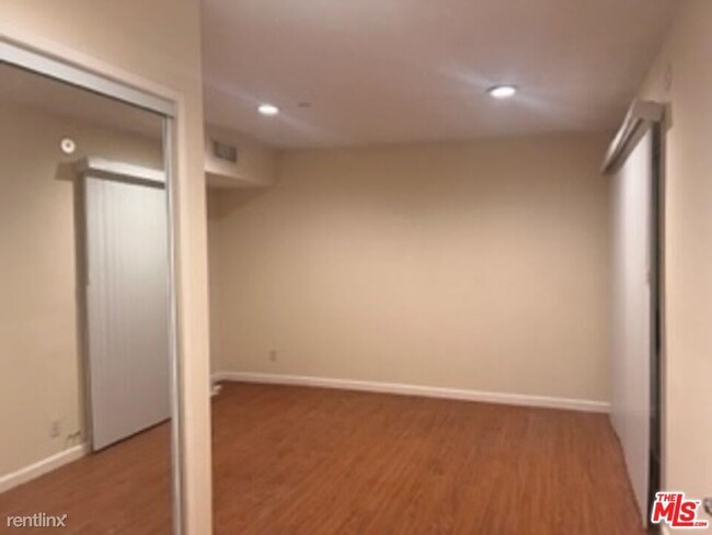 Building Photo - 6 br, 3 bath House - 5041 Greenbush Ave
