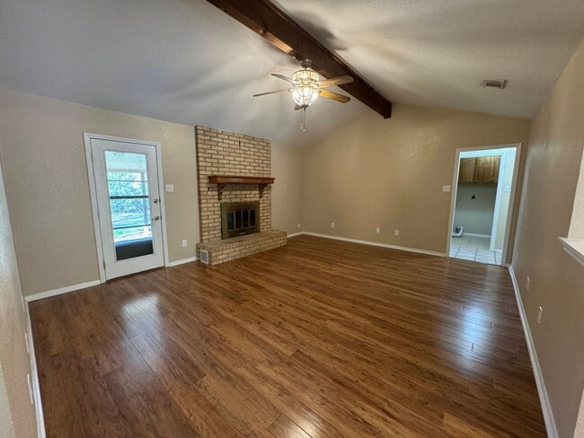 Building Photo - 2212 Phyllis Dr