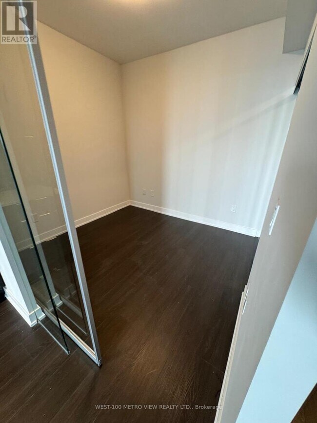 Photo du bâtiment - 430-3430 Square One Dr