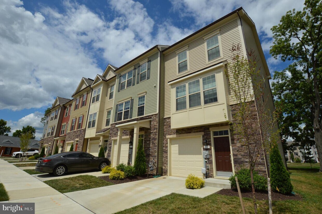 Building Photo - 261 Armenian Oak Dr