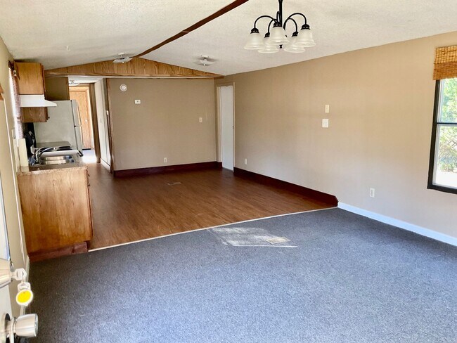 Building Photo - Mobile Home For Rent
