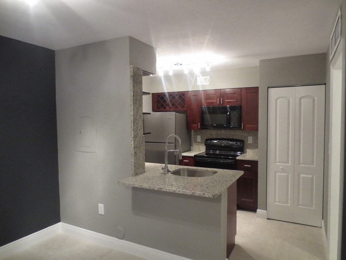 Primary Photo - 2810 N Oakland Forest Dr