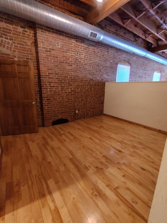 Building Photo - 601 N National Ave