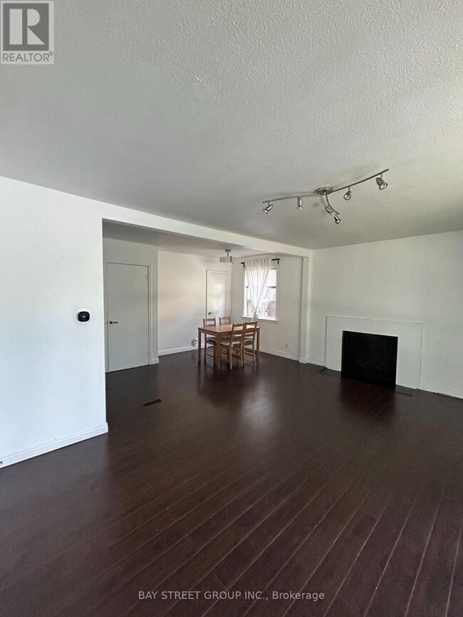 Building Photo - 93 Cartier Crescent