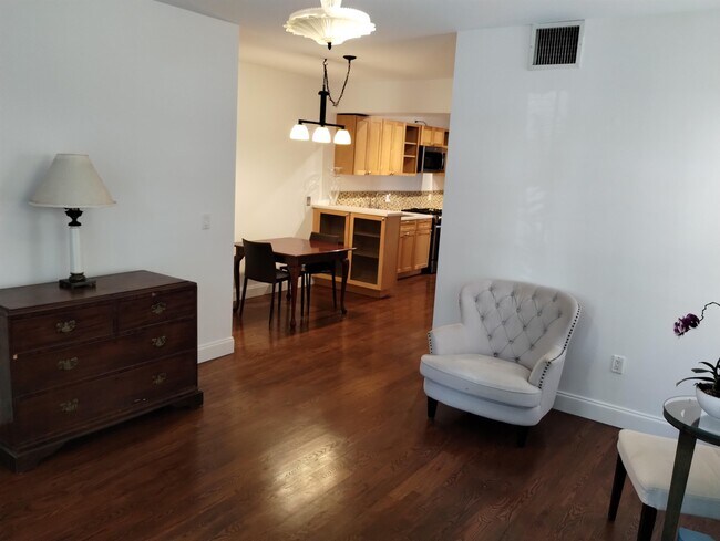Building Photo - 2870 Pine Tree Dr