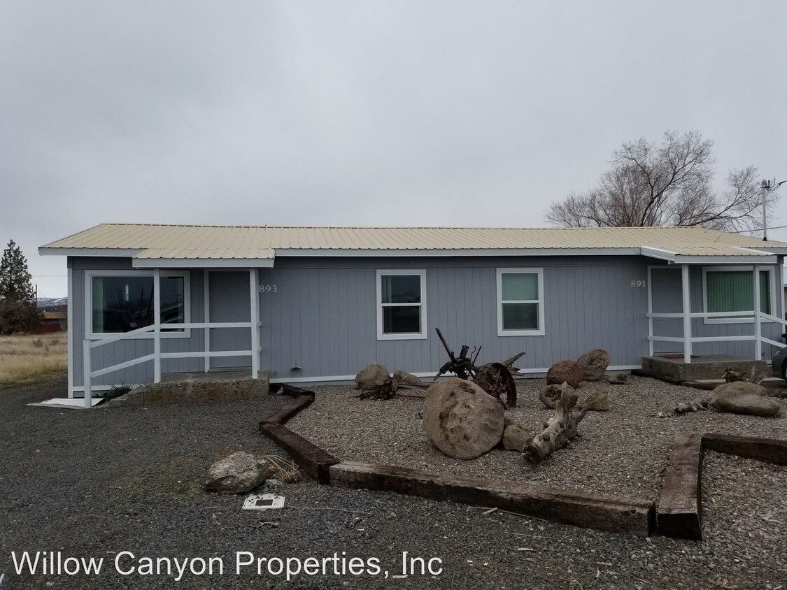 893 NW Commercial St, Madras, OR 97741 Apartment for Rent in Madras