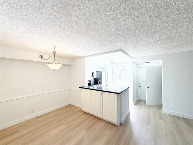 Foto del edificio - 709 Gardens Dr