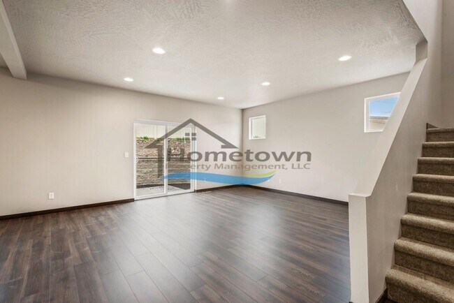 Foto del edificio - Woodbridge South Home with 4 Bedrooms and ...