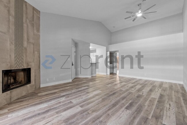 Building Photo - Unit 203