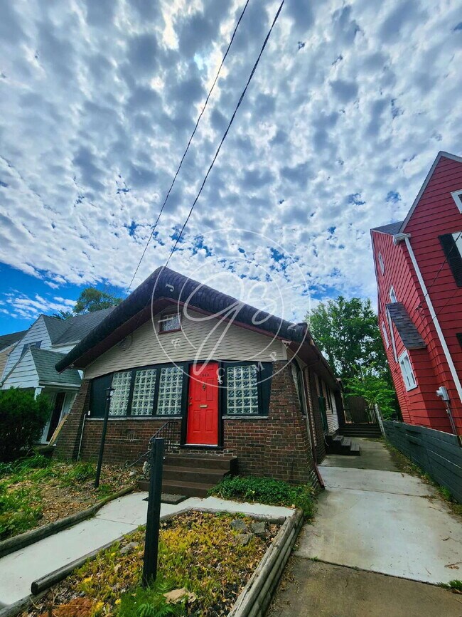 Foto del edificio - Adorable but unique 3+ bedrooms with bonus rooms! Fenced yard!