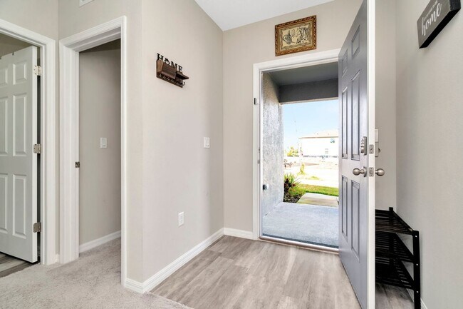 Building Photo - 12811 Twin Bridges Dr