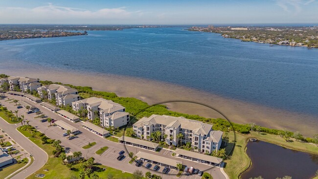 Foto del edificio - SPECTACULAR Water View At This 2 Bed 2 Bat...