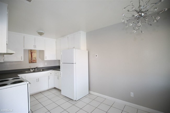 Building Photo - 3060 Canyon Crest Dr