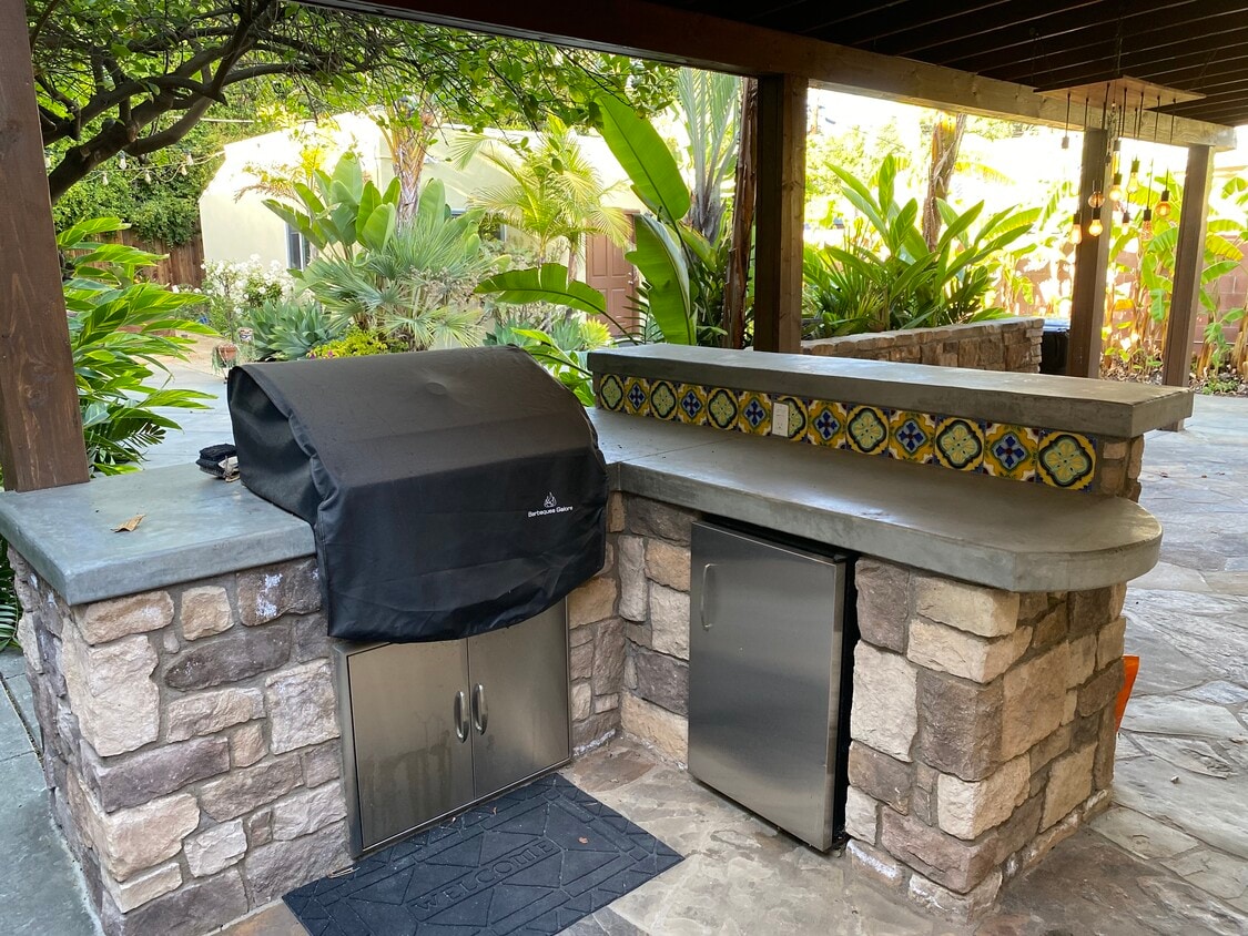 Cocina al aire libre - 6551 Fountain Ave