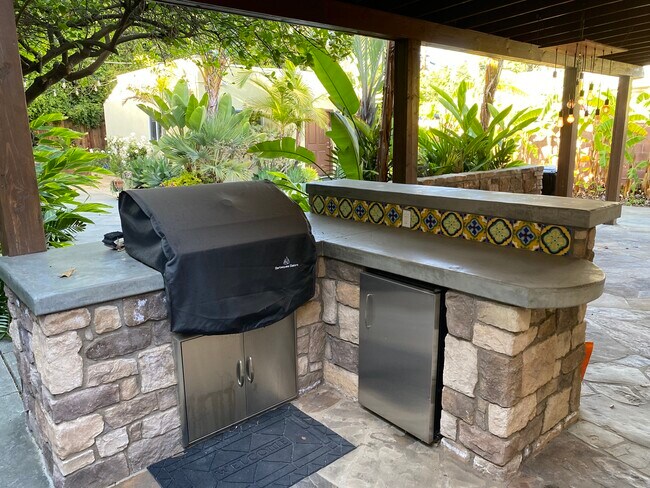 Cocina al aire libre - 6551 Fountain Ave