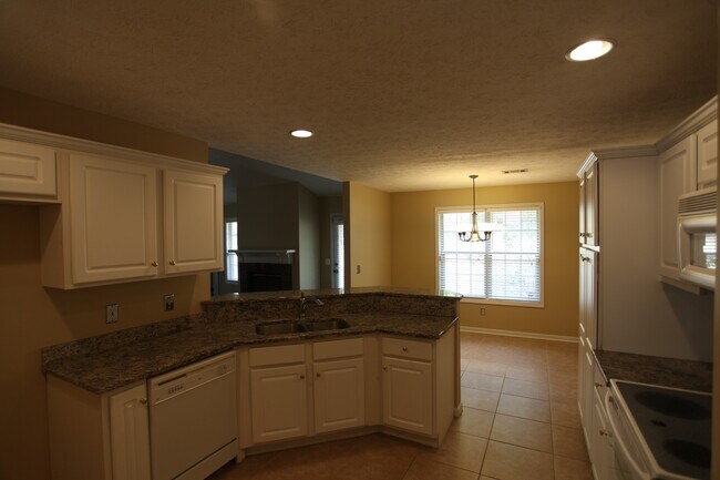 Foto del edificio - Beautiful 4-Bedroom, 3-Bath Home with Gara...