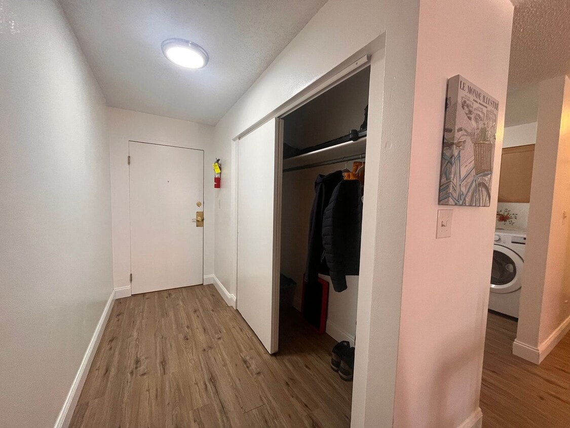 Primary Photo - Downtown Furnished One-Bedroom Unit!