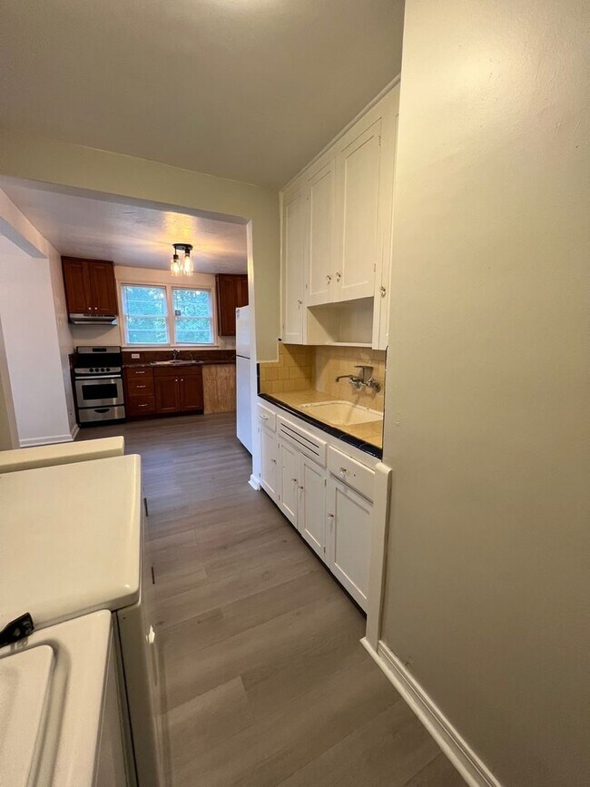 Foto del edificio - Huge 4 bedroom / 2 bathroom updated home n...