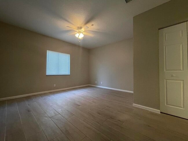 Foto del edificio - 1165 Golden Lakes Blvd