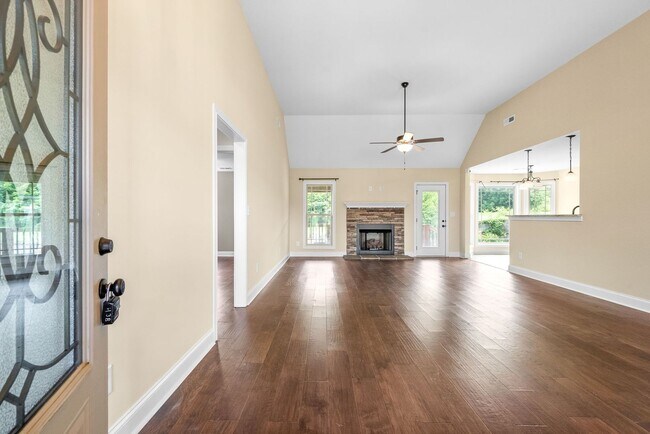 Building Photo - 3 Bedroom 2 Bath Home For Rent Near Post!