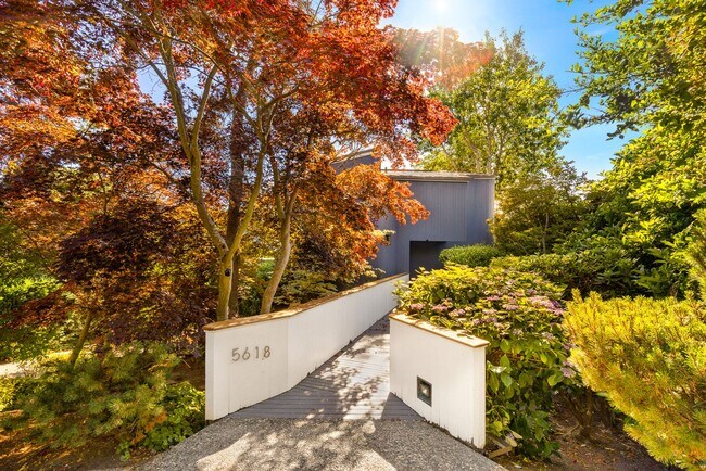 Building Photo - 3 Bedroom Contemporary with Spectacular Vi...