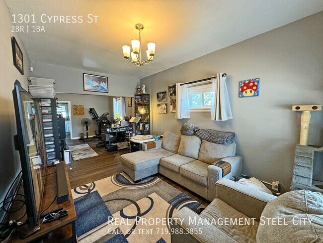 Building Photo - Charming 2-Bed, 1-Bath Home with Bonus Roo...