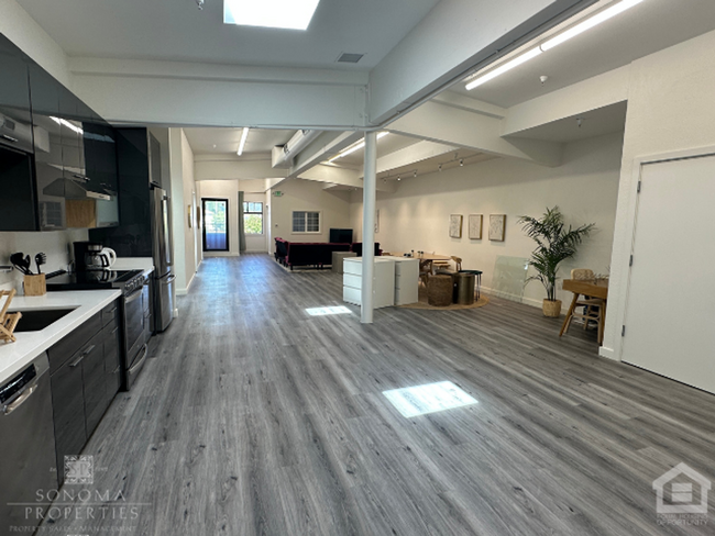 Building Photo - Updated 2BD/1BA Live/Work Loft-Style Apart...
