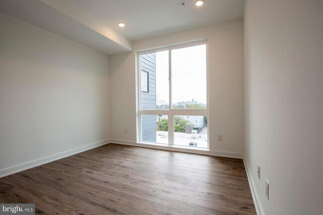 Building Photo - 304 Master St