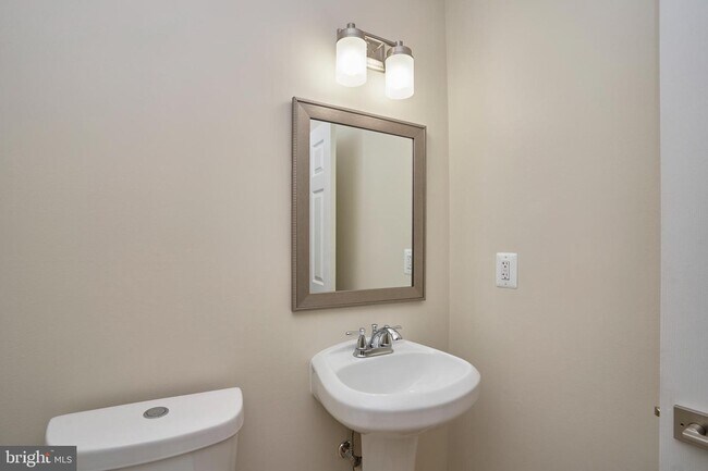 Building Photo - 9233 Matthew Dr