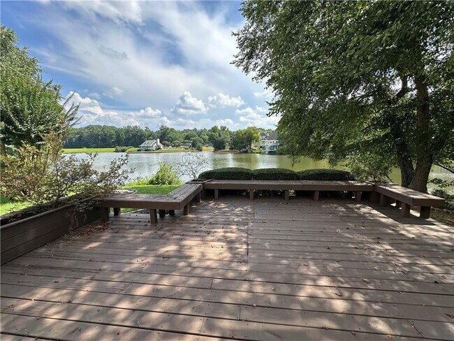 Building Photo - 3960 Longlake Dr