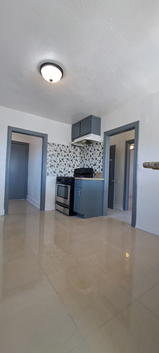Foto del edificio - 1315 W 101st St
