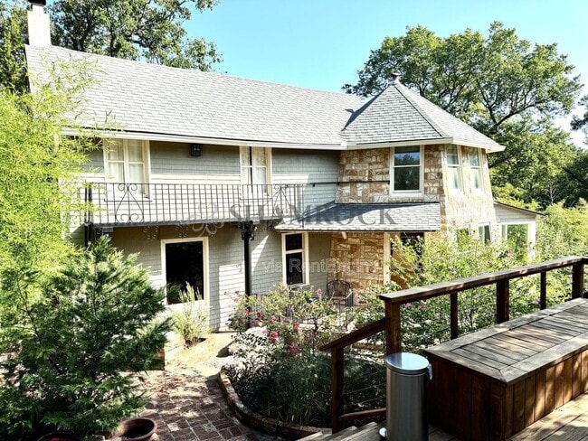 Foto del edificio - 2400 Lindsey Hollow Rd