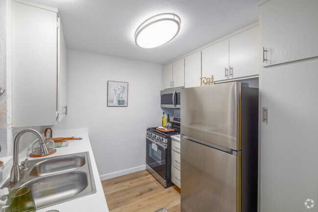 2BR, 2BA - 997SF - Kitchen - The Village