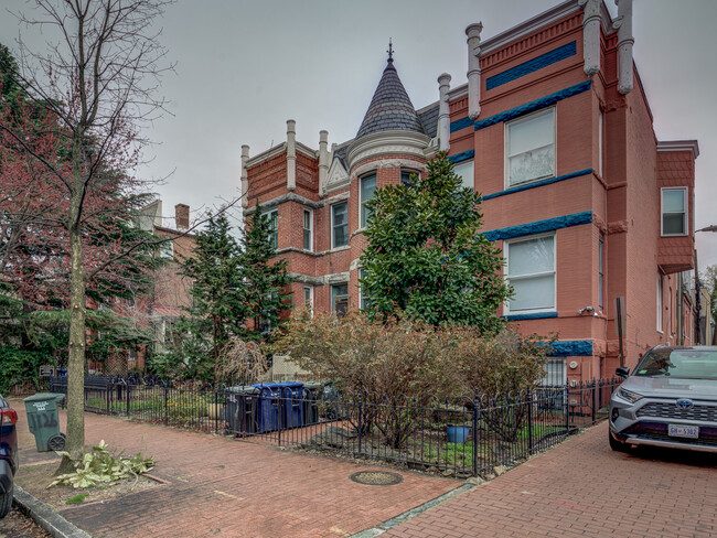 Building Photo - 116 12th St NE