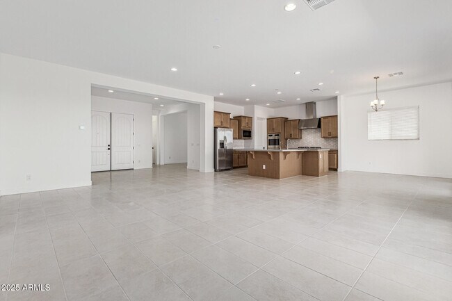 Foto del edificio - 16981 W Cameron Dr