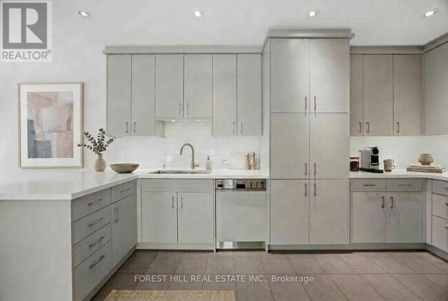Building Photo - 52 Shaftesbury Ave