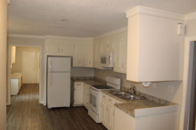 Building Photo - 4 Br, 3 ba + Bonus Henderson Forest