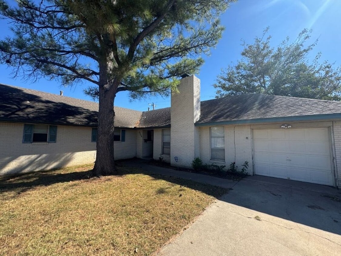 2 bed 2 bath duplex refreshed with new flo... - 2 bed 2 bath duplex refreshed with new flo...