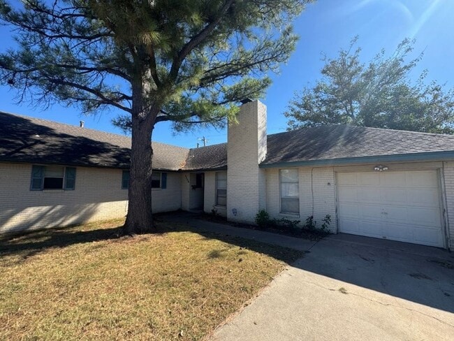 2 bed 2 bath duplex refreshed with new flo... - 2 bed 2 bath duplex refreshed with new flo... House