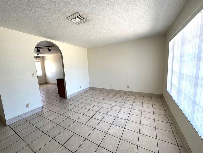 Foto del edificio - NICE UPDATED 2BED 1BATH HOME LOCATED NEAR ...