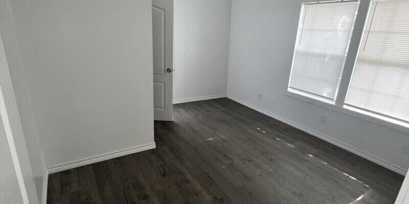 Primary Photo - 522 W Alice Ave