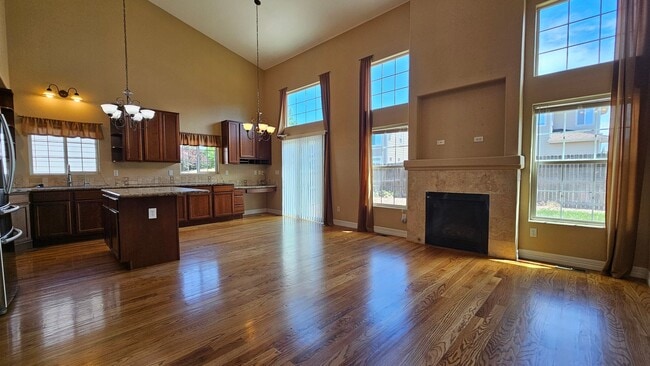 Building Photo - BEAUTIFUL COMMERCE CITY HOME
