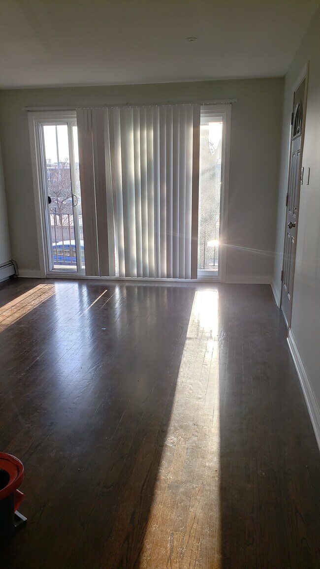 Living Room w/patio - 8509 S State St