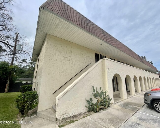 Foto del edificio - 1618 El Camino Rd