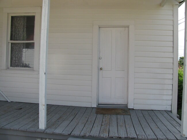 Building Photo - 914 1st Ave