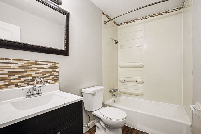 Foto del edificio - SUMMER MOVE IN SPECIAL- $300 off your move-in before July - $1075- 2 Bedroom Townhome off Westnedge